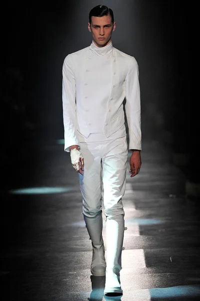 Look 3